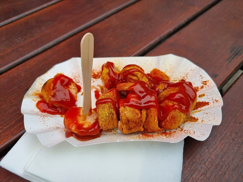 Currywurst mit Currysauce, der bekannteste Imbissklassiker Berlins